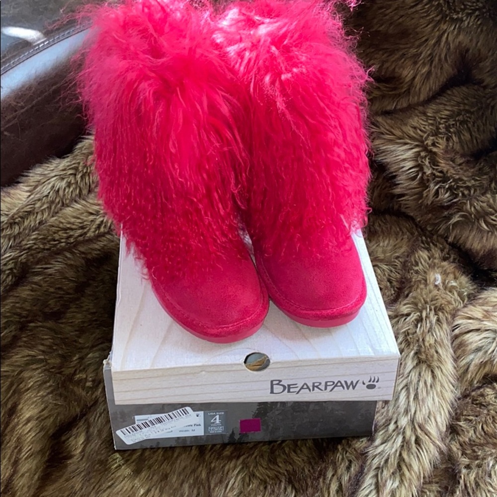 BearPaw Boo boots Electric pink fluff size 4